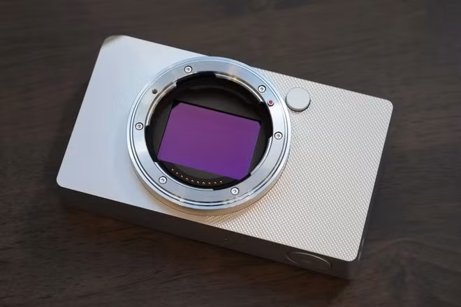  Thông số của Sigma BF cũng không ấn tượng với mức giá 2.000 USD. Sản phẩm dùng cảm biến 24 MP Full-frame. Chức năng chống rung không được đề cập. Khả năng quay phim tối đa đến 6K, nhưng tốc độ khung hình chỉ dừng ở 30 FPS, áp dụng cho cả định dạng 4K. Ảnh: Amateurphotographer 