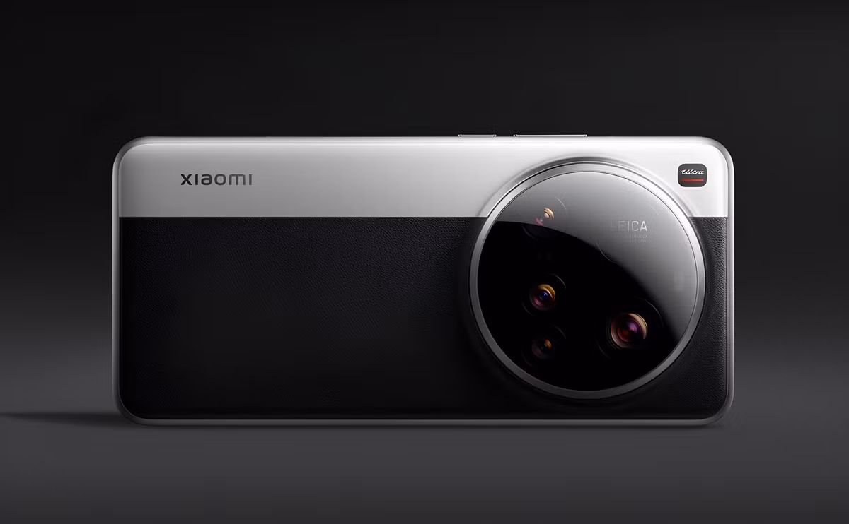 Xiaomi 15 Ultra giữ nguyên phong cách thiết kế đặc trưng của dòng Ultra, với mặt lưng được phủ lớp vật liệu giả da, mang đến cảm giác cầm nắm chắc chắn và thoải mái. Thiết bị có 3 tùy chọn màu sắc gồm đen, trắng và phiên bản đặc biệt Panda Edition (đen-trắng hoặc đen-xanh lá).