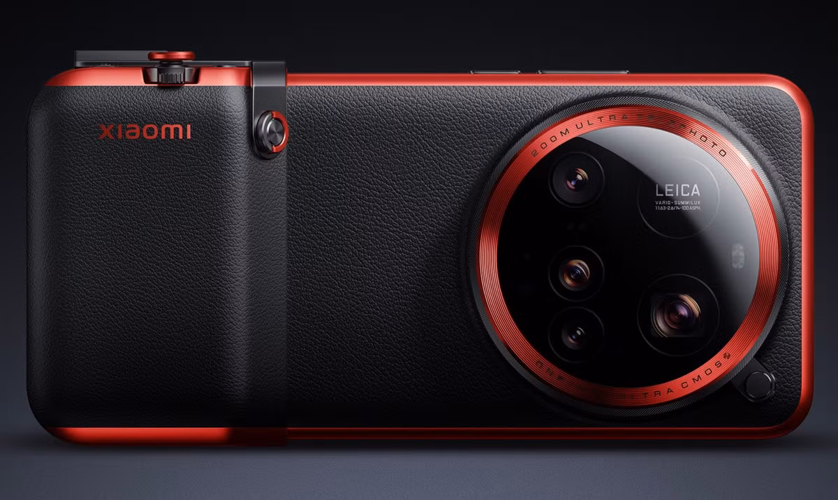Bên cạnh đó, Xiaomi 15 Ultra cũng hỗ trợ phụ kiện Photography Kit (tay cầm kiêm pin dự phòng dành cho việc chụp ảnh) tương tự các thế hệ Xiaomi Ultra Series trước đó. Xiaomi đã tinh chỉnh một vài chi tiết trên phụ kiện tay cầm và bổ sung phiên bản màu đỏ đen.