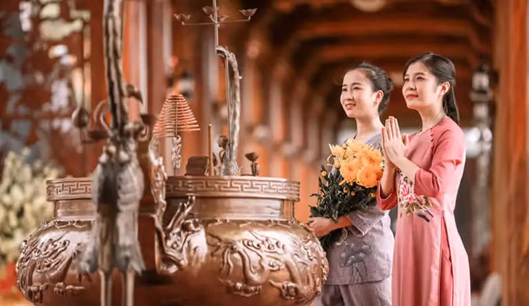 Di le dau nam, vao den hay chua truoc, can chuan bi nhung gi?