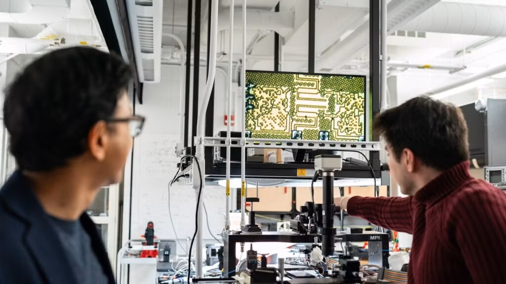 Các chip do AI thiết kế có thể tích hợp các cấu trúc điện từ phức tạp và các mô hình mạch bất thường mà con người khó có thể nghĩ đến. Những thiết kế này có thể tối ưu hóa việc tiêu thụ năng lượng, cải thiện hiệu suất không dây và thậm chí hoạt động trên dải tần rộng hơn so với chip truyền thống. Ảnh: Đại học Princeton