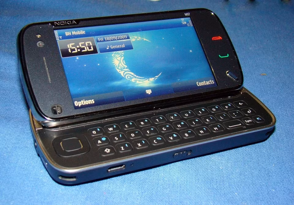 Dù sao đi nữa, cũng phải thừa nhận một điều rằng các thiết kế của Nokia luôn ẩn chứa những vẻ đẹp độc đáo. Bất cứ khi nào bắt gặp một thiết bị sử dụng ngôn ngữ thiết kế này người dùng hoài niệm liền nhớ ngay đến Nokia. Những ấn tượng của người dùng về Nokia còn lâu nữa mới phai nhòa. Ảnh: Nokia
