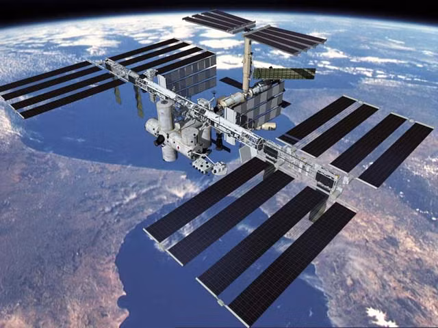 Không có gì là ngạc nhiên khi ở trên Trạm vũ trụ quốc tế ISS, các phi hành gia làm việc, sinh hoạt theo những cách thức khác lạ. Do những điều kiện mang tính kỹ thuật, những vật dụng liên quan đến vệ sinh cá nhân cũng được tính toán, xử lý hết sức cân nhắc. Ảnh: NASA