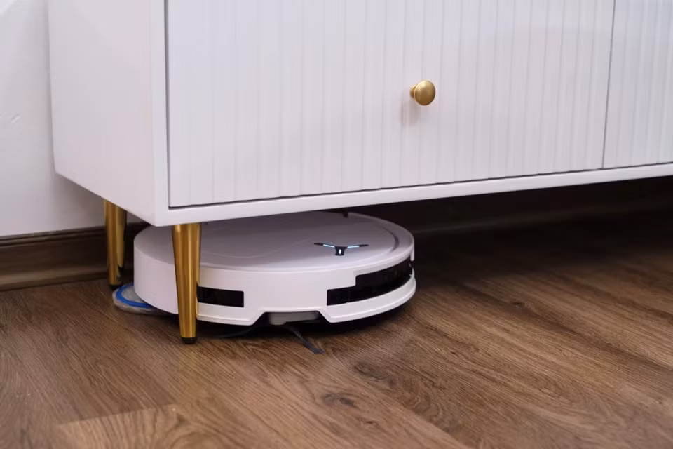 Việc đưa cụm cảm biến Lidar, có chức năng quét môi trường xung quanh, giúp định vị và xác định vật cản vào thân máy giúp giảm chiều cao. Trước đây, chỉ có dòng X cao cấp của hãng mới có thiết kế này.
