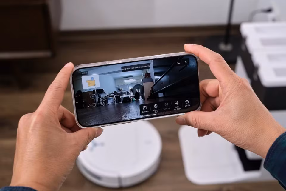 T50 cũng được trang bị camera, có thể dùng để theo dõi quá trình làm sạch, hoặc cho robot đi tới vị trí cần kiểm tra lại trong nhà. Người dùng cũng có thể chọn tính năng đàm thoại để nói chuyện với người nhà khi cần.