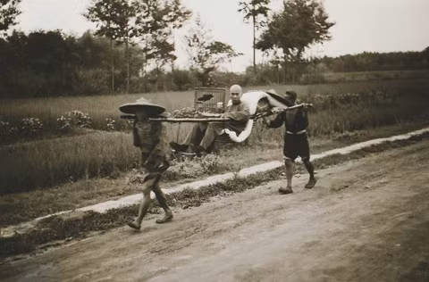Trong khi đó ở những vùng thôn quê, kiệu vẫn còn được sử dụng như thời phong kiến. Hình ảnh này là ở tỉnh Tứ Xuyên.