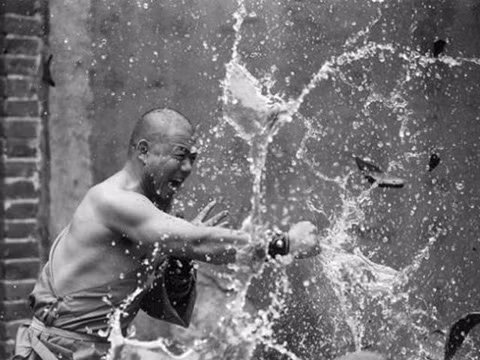 Tay không đấm võ bình nước bằng đất nung.