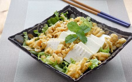 Salad đậu phụ. Nguyên liệu: Đậu phụ, dưa chuột, rau mùi, dầu oliu. Chần qua đậu phụ, cắt nhỏ, sau đó gọt vỏ dưa chuột, xắt lát mỏng. Trộn tất cả đều lên, thêm một chút muối đường và dầu oliu. Món ăn chứa rất nhiều vitamin giúp cơ thể khỏe mạnh và hạn chế tình trạng tăng cân.