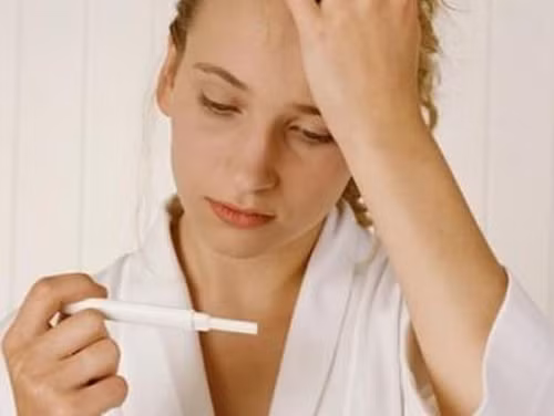 Bệnh nhân có dấu hiệu trễ kinh, thử nước tiểu cho thấy dấu hiệu có thai, thậm chí có thể gặp các dấu hiệu ốm nghén trầm trọng như da xanh xao, mệt mỏi, kiệt sức... Chảy máu âm đạo xuất hiện muộn hơn, thường là lượng máu ít, đen sậm và kéo dài. Có khi chảy máu xuất hiện gần với ngày có kinh (theo chu kì), làm cho người bệnh lầm tưởng là mình đang có kinh, hay đang bị rong kinh và đến bệnh viện để điều trị tình trạng rong kinh này.