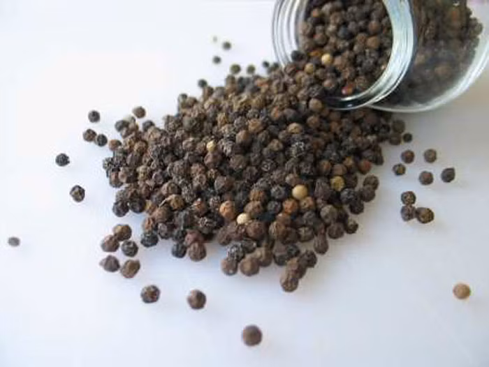 Hạt tiêu đen: được sử dụng phổ biến như chất gia vị vì có hợp chất piperine giúp thúc đẩy sự trao đổi chất của bạn. Tiêu đen cũng giúp ích trong việc cải thiện hệ thống tiêu hóa của bạn và giúp đốt cháy chất béo với tốc độ nhanh hơn.