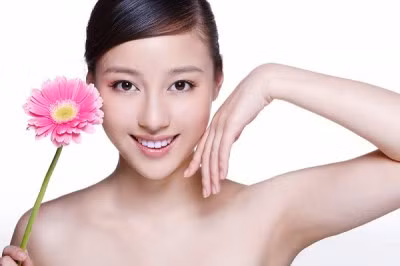 Da xám xịt. Nếu da bạn thuộc loại da "xám xịt", bạn hãy bỏ một ít giấm vào chậu rửa mặt. Giấm sẽ giúp làn da bạn sáng mịn và có tính đàn hồi tốt hơn, bởi bản thân giấm có thể thay đổi độ PH của làn da mà. Kiên trì làm như vậy trong một thời gian, da không chỉ trắng sáng mà còn hết mụn luôn.