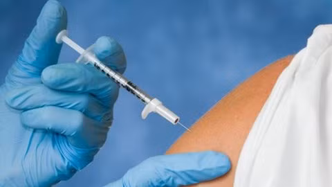 Tiêm ngừa vaccine: Những ai chưa được tiêm ngừa vaccine sởi từ bé thì nên đi tiêm ngừa, những người đã được tiêm đủ 2 mũi vaccine sởi từ bé thì không nên đi tiêm nữa.
