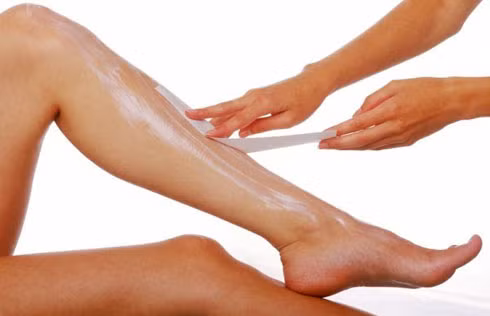 Cạo bỏ lông chân. Các loại kem làm rụng lông có tác dụng giúp phân hủy các sợi lông bên dưới bề mặt, vì vậy da bạn sẽ trở nên láng mịn hơn sau đó. Với các sản phẩm mới hiện nay, bạn sẽ không phải dùng tay để lau sạch lớp lông rụng nữa.