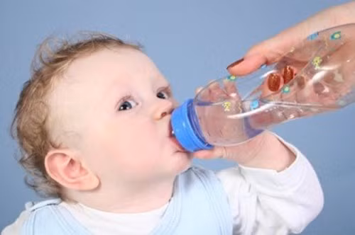 Cho bé uống đủ nước: Hãy cho bé uống từ 6 - 8 cốc nước mỗi ngày để giảm thiểu tình trạng mất nước của cơ thể. Khi bị sởi, cơ thể trẻ rất dễ bị mất nước do nôn, tiêu chảy và đi tiểu nhiều vì vậy cần phải được bù nước. Chú ý không nên cho trẻ uống cà phê, trà, soda.