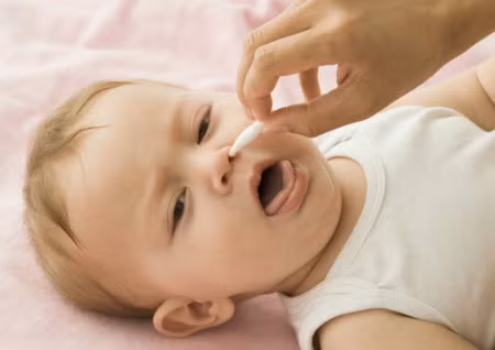 Giữ cho mũi của trẻ luôn sạch và “thông thoáng”: Mũi của trẻ nên được giữ sạch, không có gỉ mũi nhất là khi bú mẹ hay bú bình để trẻ dễ thở hơn. Lau mũi sạch trước khi đi ngủ.