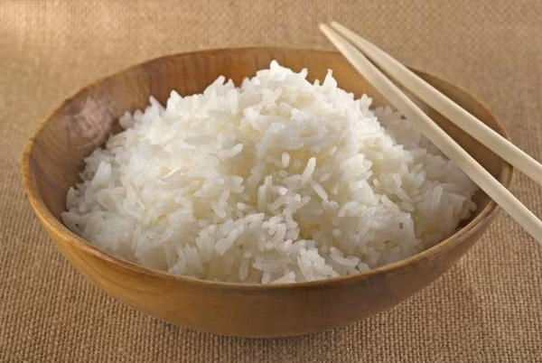 Cơm nóng. Bạn lấy một ít cơm nóng vừa thổi, vo lại thành viên sau đó lăn đều chúng trên vùng có mụn, rửa lại bằng nước sạch, và bôi một chút nước hoa hồng là được.