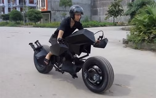 Hồi tháng 7/2013, trang Autoblog - tờ báo nổi tiếng về xe trên thế giới đã cho đăng tải đoạn video về chiếc mô tô chế theo phong cách Batman của một thanh niên Việt Nam. Một chàng trai ở Lạng Sơn đã hiện thực hóa ý tưởng chế tạo xe Batman của mình bằng một mẫu xe được chế tác thực tế, khiến cộng đồng mạng xôn xao trong một thời gian.