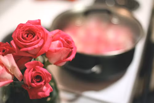 Nước hoa hồng. Thay vì sắm cho mình loại nước hoa hồng từ các thương hiệu mỹ phẩm đắt giá thì bạn có thể tự tạo nước hoa hồng cho mình chỉ với 1 bát cánh hoa hồng tươi cùng 2 bát nước sôi. Trong tiết trời oi bức, loại nước này sẽ giúp cho làn da bạn giữ ẩm tốt hơn cũng như se khít lỗ chân lông.