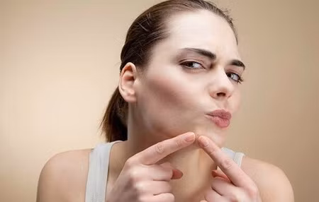 Trị mụn. Hormone thay đổi là nguyên nhân chính gây nên mụn trứng cá, vào những “ngày ấy” nhiều bạn nhất là những bạn trong độ tuổi dậy thì thường than phiền về mối lo nguy cơ bị mụn trứng cá viếng thăm. Hãy tham khảo một số những bí kíp sau đây sẽ giúp bạn có thể tự bảo vệ làn da khỏi tình trạng mụn gõ cửa.