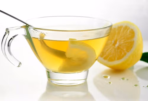 Nước chanh và sữa gạo. Bạn nên trộn hai phần sữa gạo với một phần nước cốt chanh, khuấy đều với nhau khi muốn tẩy trang. Lấy miếng bông gòn, thấm hỗn hợp và nhẹ nhàng lau khắp mặt để làm sạch da. Tuy nhiên, nên tránh vùng mắt để không bị tổn thương phần da nhạy cảm.