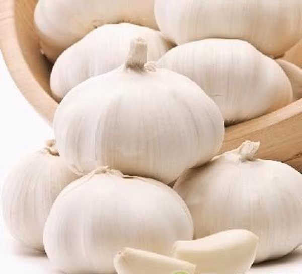 Tỏi. Vào mùa đông, tỏi đặc biệt được coi là thực phẩm có lợi cho sức khỏe vì nó giúp tăng cường hệ miễn dịch và kháng viêm. Ngoài ra, tỏi con tạo thêm hương vị cho các món ăn trở nên hấp dẫn hơn. Nhưng tiêu thụ tỏi trước khi "quan hệ" lại không phải là ý tưởng hay. Mùi hương của tỏi có thể khiến "đối tác" của bạn khó chịu. Bên cạnh đó, tỏi còn có thể khiến bạn đầy hơi nếu ăn nhiều.