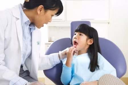Tạo thói quen cho trẻ đến các phòng nha khoa. Điều này giúp phát hiện sớm các vấn đề về răng miệng cho trẻ. Bên cách đó sẽ giúp trẻ quen dần với việc đến thăm nha sĩ, không sợ hãi mỗi khi phải thăm khám răng.