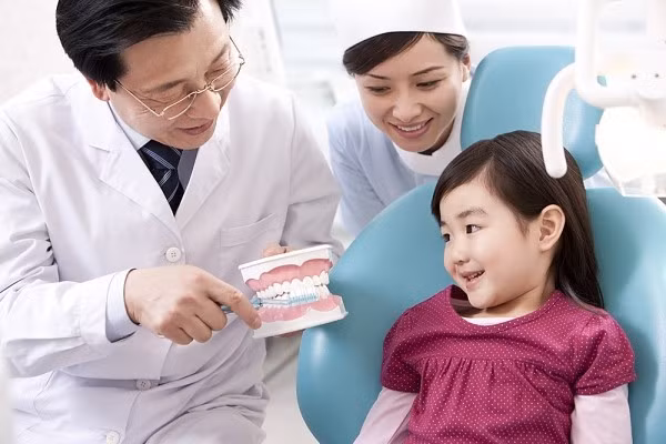 Không nói dối: Cha mẹ không nên nói dối con, dù chỉ một chút thôi cũng sẽ làm con mất niềm tin. Thay vì nói dối: “Sẽ không đau chút nào đâu” thì cha mẹ hãy nói để con chuẩn bị tinh thần: “Chỉ đau chút xíu thôi, rồi sẽ hết ngay, mà lại rất tốt cho sức khỏe của con sau này”.