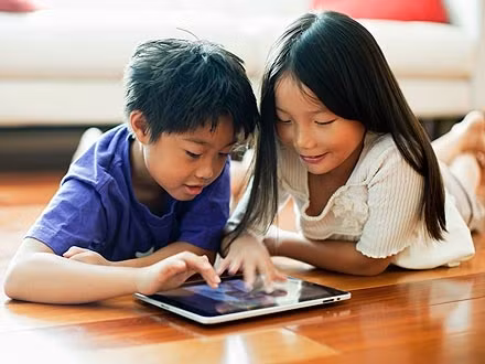 Cho con làm quen qua sách: Hãy cho con xem và tìm hiểu những cuốn sách liên quan đến y học và chỉ cho con biết mỗi lần đến khám, bác sĩ sẽ làm những gì.