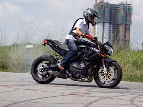 Xế độ Benelli TNT 899 ở Sài Gòn. Mẫu mô tô phân khối lớn dòng naked bike của hãng xe Italy được một người chơi xe chuyên nghiệp tại Sài Gòn độ lại cho phù hợp với mục đích biểu diễn.