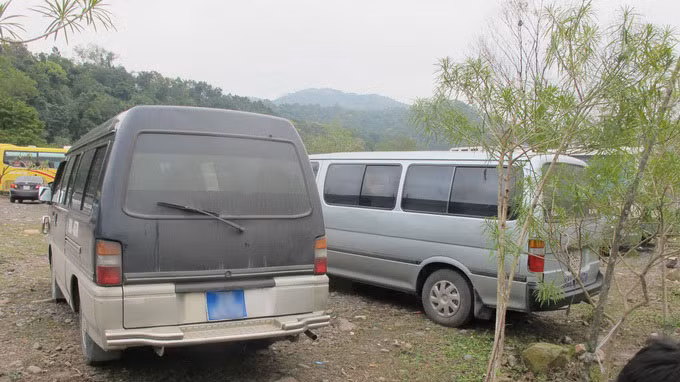 Xe biển xanh không có phù hiệu và dừng đỗ ngoài khu vực quy định.