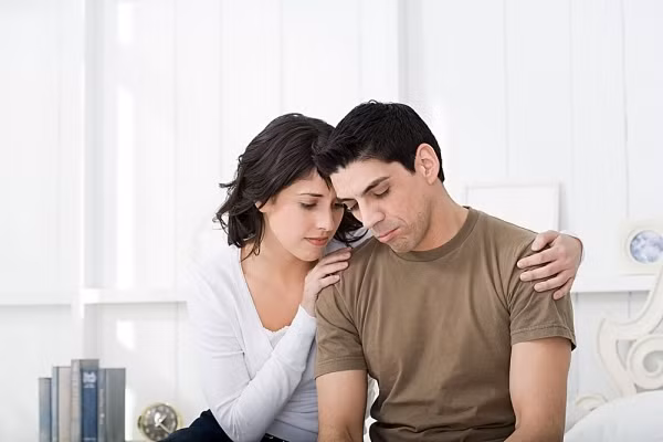 Ngẫu nhiên. 10% cặp vợ chồng bối rối vì vô sinh không rõ nguyên nhân. Nếu dưới 30 tuổi, bạn còn thời gian để tiếp tục cố gắng nhưng nếu đã qua tuổi 35, bạn nên cân nhắc đến các phương pháp hỗ trợ sinh sản như IUI (bơm tinh trùng vào buồng tử cung) hay IVF (thụ tinh trong ống nghiệm) để tăng cơ hội làm mẹ.