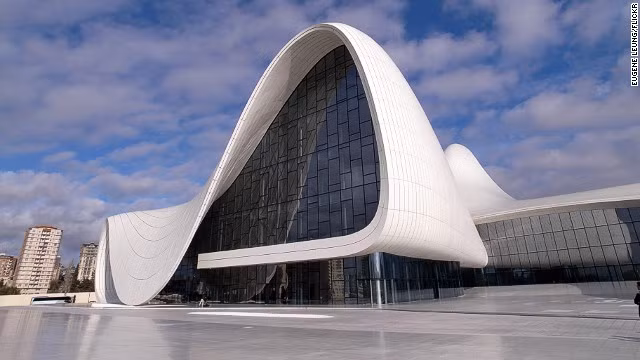 Nhà hát Heydar Aliyev (Azerbaijan): Được kết cấu theo dạng nước lượn sóng cực kỳ độc đáo. Tổng thống Ilham Aliyev là người đã chính thức khai trương xây dựng nhà hát này năm 2012 và đặt tên theo người cha quá cố của mình.
