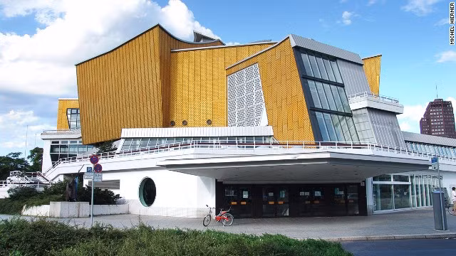 Nhà hát Philharmonie (Đức): Hội trường lớn có 2.440 chỗ ngồi và hội trường âm nhạc thính phòng riêng có 1.180 chỗ ngồi. Các kiến trúc sư đã tạo nên công trình nghệ thuật này theo kết cấu nhà sau chiến tranh độc đáo.