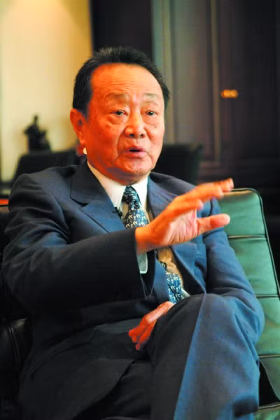  Robert Kuok: Là người giàu nhất Đông Nam Á theo xếp hạng của tạp chí Forbes 2014 với tổng tài sản 16 tỉ USD, tỉ phú Robert Kuok người Malaysia rất nhạy bén trong kinh doanh. Ông trùm bất động sản này cũng chính là người đã mua chiếc du thuyền đắt nhất thế giới với giá 4,8 tỉ USD.