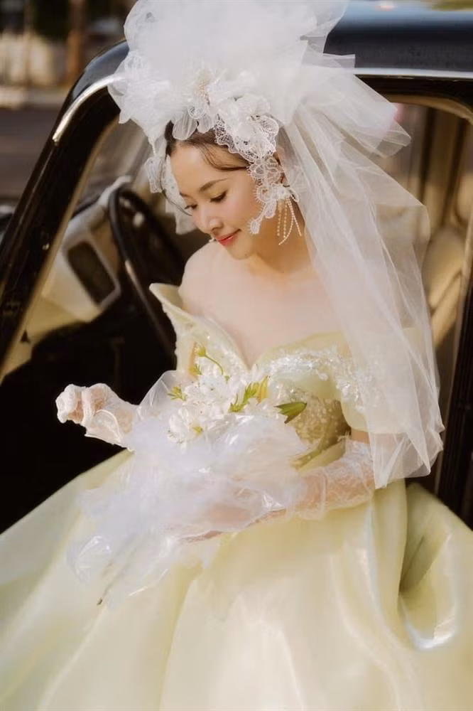 Bộ ảnh cưới của Midu mang phong cách cổ điện, với voan cài đầu cô dâu có xu hướng từ thiệp niên 90.