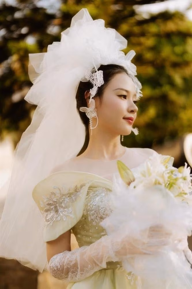 Đầu tháng 4/2024, Midu chia sẻ trên trang cá nhân bộ ảnh mới. Trong ảnh, hotgirl đời đầu của Sài Thành diện váy cưới trắng tinh khôi, trang điểm lộng lẫy bên xế cổ.