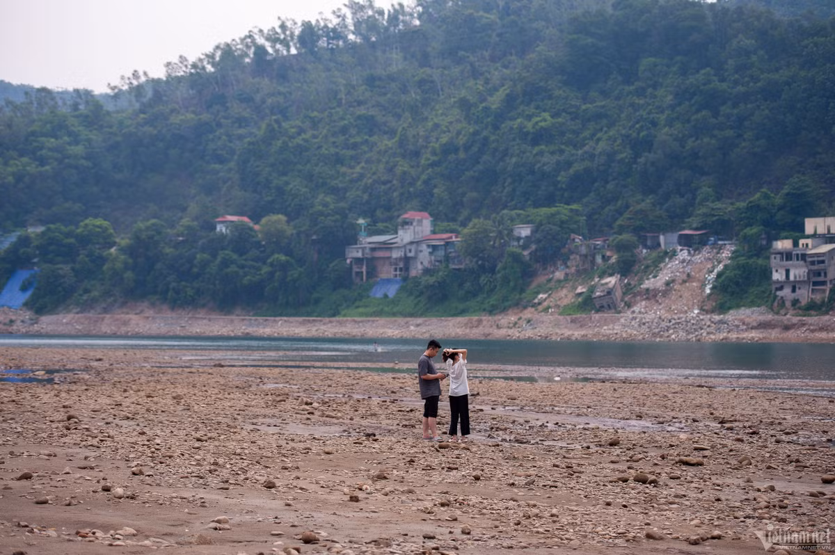 Những bãi sỏi đá nhô lên trở thành địa điểm vui chơi của người dân.