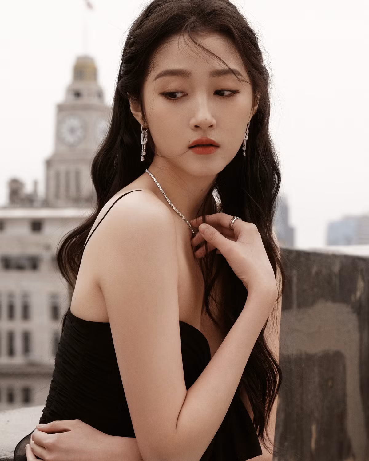 Ngoài ra, Quan Hiểu Đồng vướng vào lùm xùm kiện tụng do có hành vi làm ăn gian dối, kém uy tín trong kinh doanh trà sữa. Nữ diễn viên cũng thường xuyên nhận quảng cáo cho các nhãn hàng bình dân, kém chất lượng. "Quan Hiểu Đồng đang bào mòn danh tiếng của bản thân để bán những sản phẩm chưa qua kiểm nghiệm rõ ràng", QQ nhận định. Ảnh: QQ, Sina.