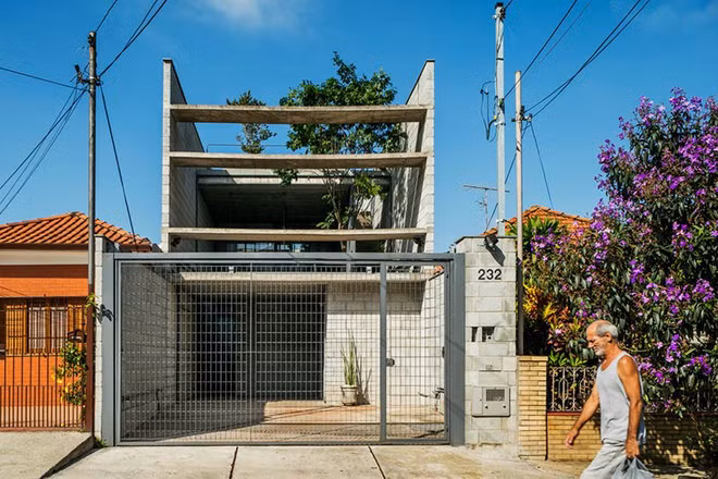 Trước tiên phải nói đến nhược điểm lớn nhất của nhà ống là dễ thiếu sáng, thêm vào đó kiểu tường gạch mộc màu xám trông có phần cứng nhắc, thô ráp.