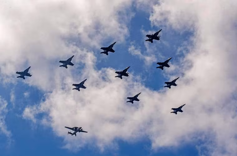 Hoành tráng máy bay tiêm kích F/A-18 và máy bay cảnh báo sớm E-2C thuộc Liên đội Không quân hạm 5 (CVW 5) – tàu sân bay USS George Washington (CVN 73) bay biểu diễn trong khuôn khổ tập trận Tiger Cruise, hôm 6/8.