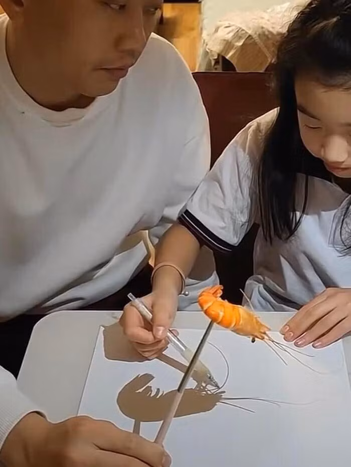 Dạy con vẽ con tôm, ông bố nảy sáng kiến làm netizen buồn cười Day con ve con tom, ong bo nay sang kien lam netizen buon cuoi