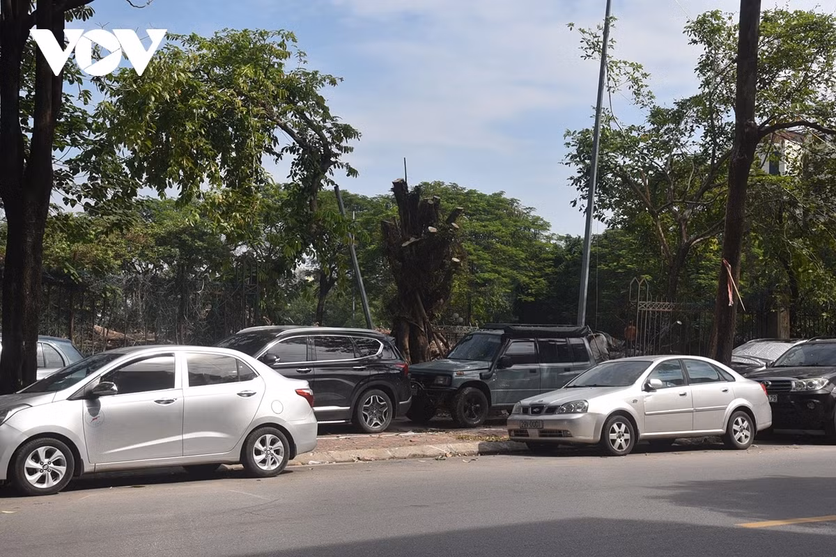 Vỉa hè hai bên tuyến phố giáp Công viên Tuổi trẻ Thủ đô là phố Thanh Nhàn và Võ Thị Sáu nhiều năm nay trở thành bãi trông giữ phương tiện.