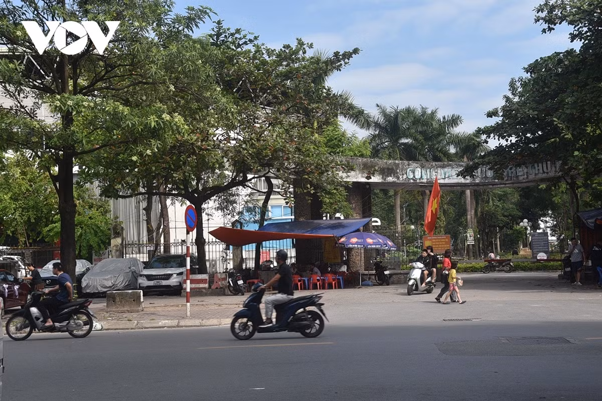 Công viên Tuổi trẻ Thủ đô có diện tích hơn 26 ha nằm trên địa phường Thanh Nhàn, quận Hai Bà Trưng, Hà Nội. Nhiều năm qua trong công viên tồn tại nhiều sai phạm về trật tự xây dựng chưa được xử lý dứt điểm.