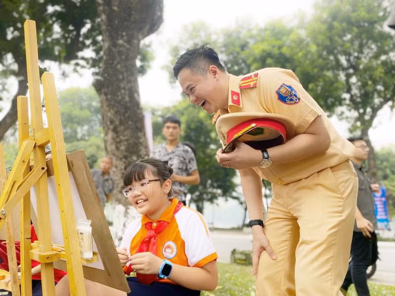 Doi Thanh nien tinh nguyen tham gia dam bao TTATGT-Hinh-2