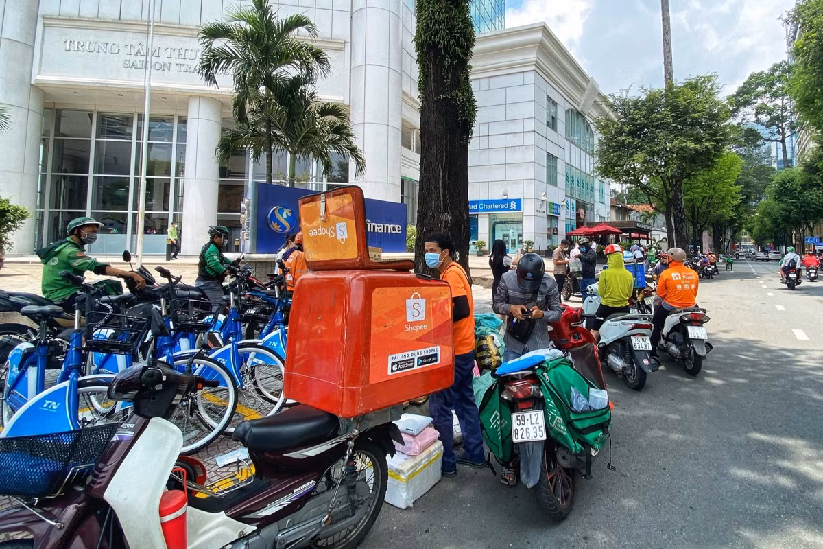 Shipper o TP.HCM giao 300 don hang cho dan van phong sau nghi le-Hinh-4
