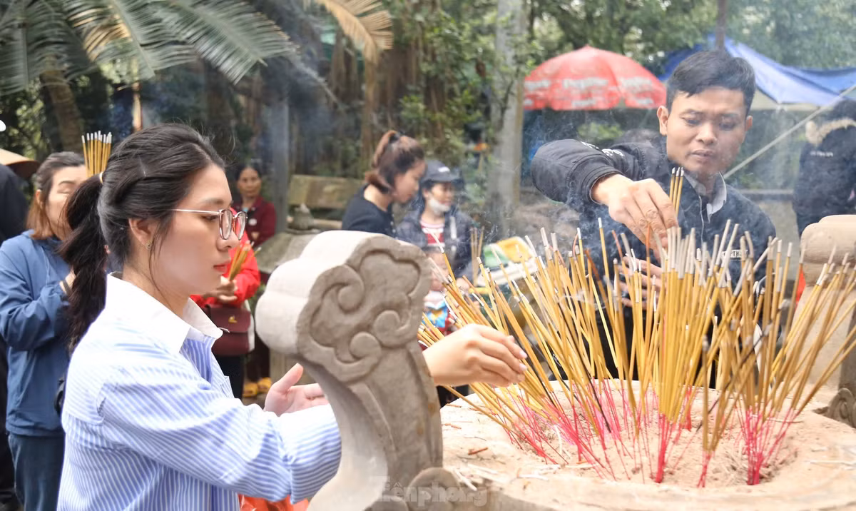 Người dân thắp nén hương thơm dâng lên các Vua Hùng thể hiện lòng tự hào về nòi giống "con Lạc cháu Hồng của mình".