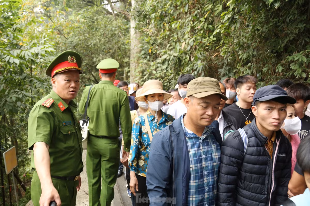 Lực lượng an ninh, y tế sẵn sàng hỗ trợ người dân.