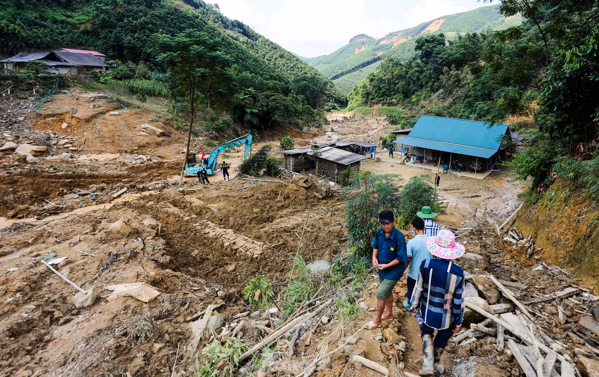 Tại hiện trường, một khu vực rộng lớn, dài khoảng 2 km bị đất đá san phẳng. Hàng trăm người gồm lực lượng chức năng và tình nguyện viên vẫn đang nỗ lực tìm kiếm người mất tích trong đống đổ nát.