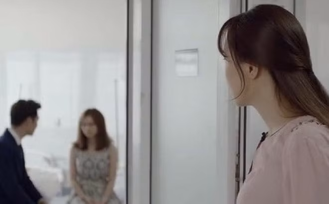 Thấy chồng và nhân tình trốn dưới gầm giường, vợ cao tay khiến anh ả "chết đứng" Thay chong va nhan tinh tron duoi gam giuong, vo cao tay khien anh a