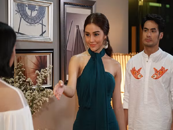 Thấy chồng và nhân tình trốn dưới gầm giường, vợ cao tay khiến anh ả "chết đứng" - Hình 3 Thay chong va nhan tinh tron duoi gam giuong, vo cao tay khien anh a